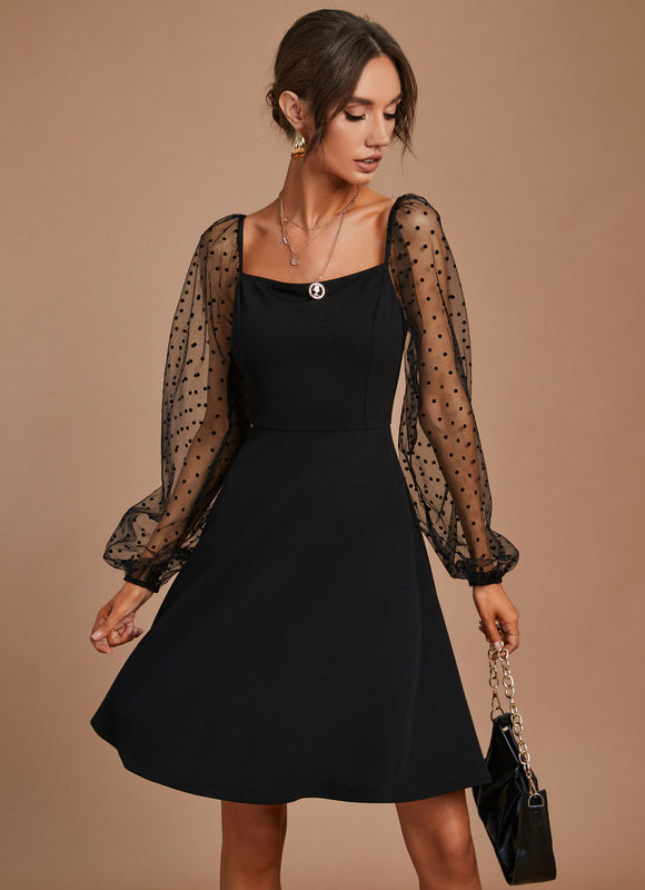Robe Courte Noire À Manches Transparentes