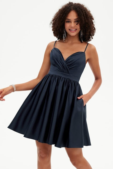 Robe Courte Satinée À Volants