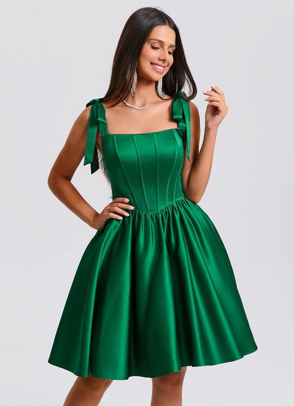 Robe Courte Satin Verte Élégante - gallery 3