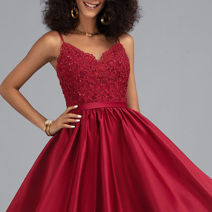 Robe Courte Satinée Bordeaux Ornée