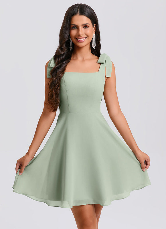 Robe Courte Encolure Carrée