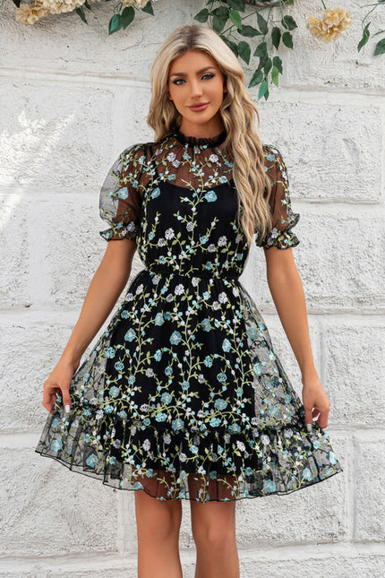Robe Courte Noire Florale Élégante