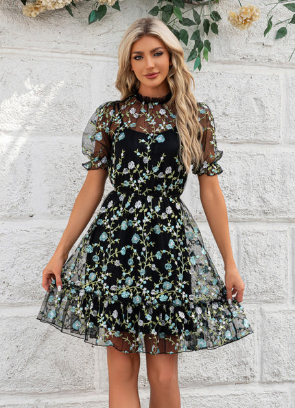 Robe Courte Noire Florale Élégante