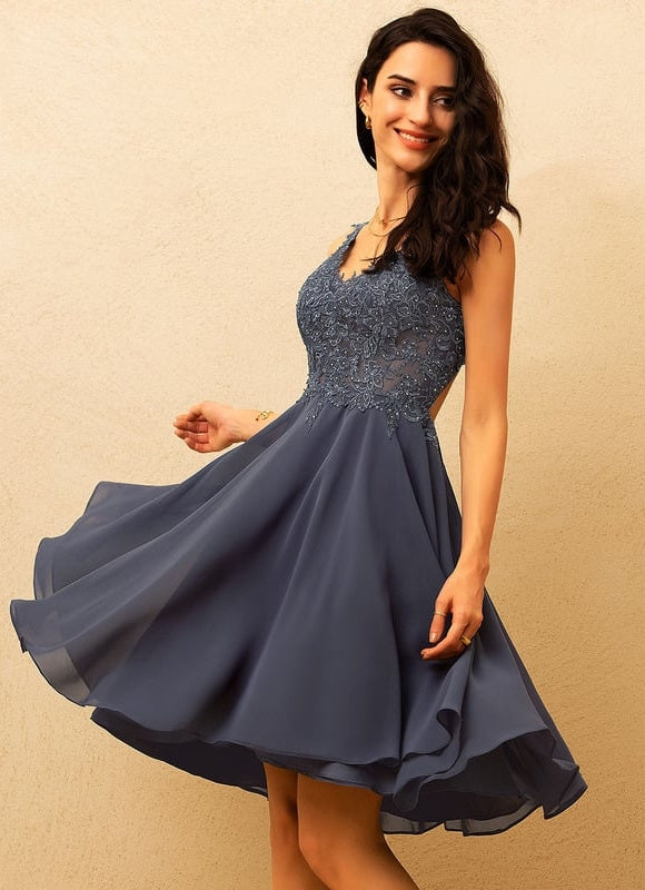 Robe Courte Encolure Ajourée