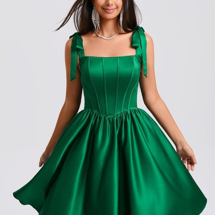 Robe Courte Satin Verte Élégante