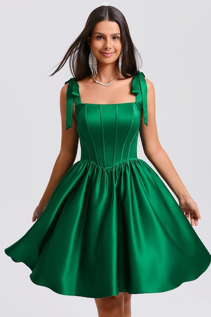 Robe Courte Satin Verte Élégante