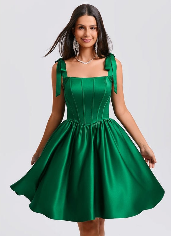 Robe Courte Satin Verte Élégante